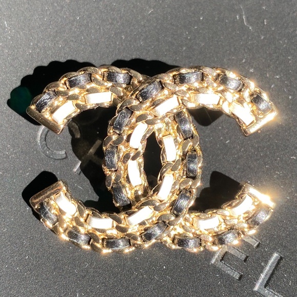 CHANEL 2022A GOLDEN TONE CC LOGO WHITE AND BLACK LEATHER SMALL BROOCH PIN CHARM - Picture 5 of 14